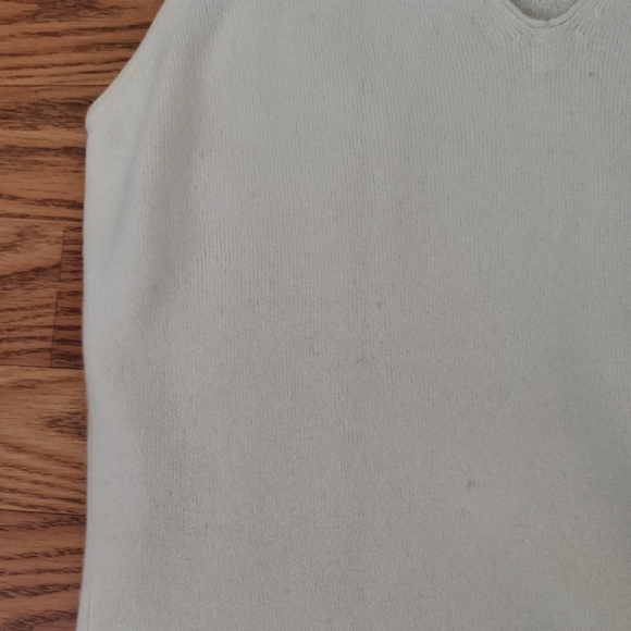 Banana Republic Cream V-Neck Sleeveless Cashmere Top - Picture 5 of 6